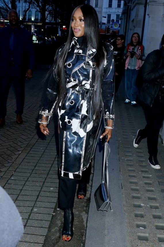 naomi-campbell-attends-the-burberry-autumn-winter-2020-show-news-photo-1581962094