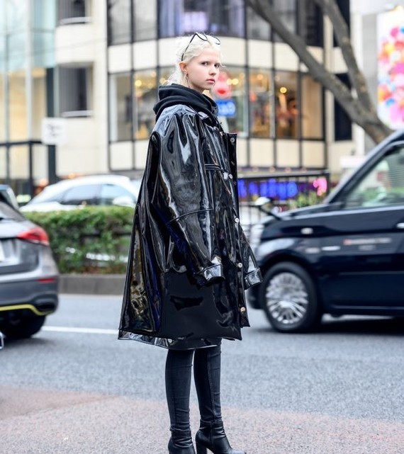harajuku-girl-in-oversized-patent-leather-coat-by-japanese-brand-saint-maria-skinny-jeans-boots-600x