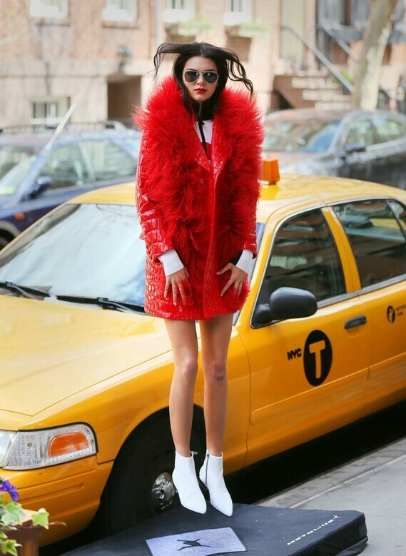 kendall-jenner-on-the-set-of-a-photoshoot-in-new-york_21