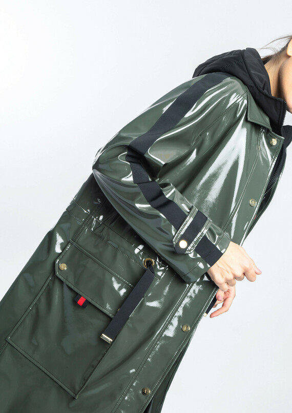 patent-effect-raincoat-in-khaki-with-waistcoat-inside (1)