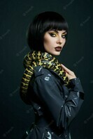 schoonheid-vrouw-python-gele-slang-rond-haar-nek-op-latex-glanzende-regenjas-gele-slang-op-de-schoud