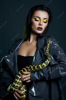 schoonheid-vrouw-python-gele-slang-rond-haar-nek-op-latex-glanzende-regenjas-gele-slang-op-de-schoud