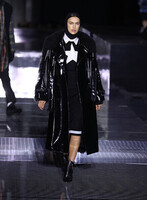 Irina+Shayk-Burberry+trench+coat-black+trench+coat-leather+trench+coat-formfitting+black+Burberry+dr