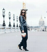 PFW-Paris-Fashion-Week-March-2018-Street-Style-Fashion-Blogger-Best-Julia-Comil-13-of-16-585x643