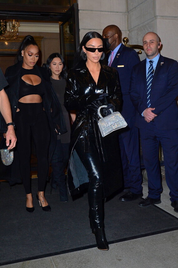 kim-kardashian-rocks-an-all-black-vinyl-look-while-as-she-leaves-her-hotel-for-a-night-out-in-new-yo