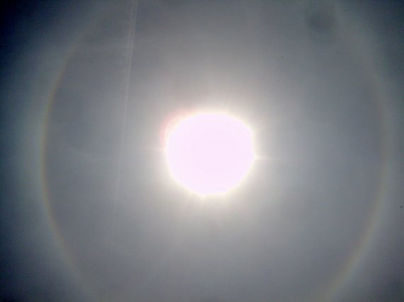 Un magnifique soleil entouré d'un arc en ciel coloré et lumineux !! 10/05/2011