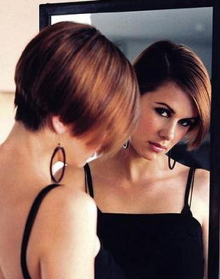 short-bob-hair-cut-with-red-brunette-color-39038