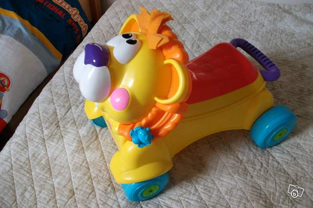 trotteur lion fisher price