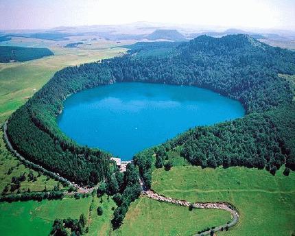 Ancien-volcan-d-auvergne-seulement-eau-et-feu-peuvent-ils