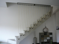 Sécurisation d'un escalier en béton avec sandows couleur ivoire.