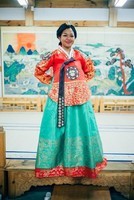Shula Rajaonah en hanbok, tenue traditionnelle coréenne