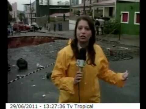 Journaliste sous la tempête.
