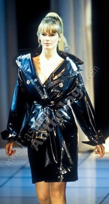 Claudia Schiffer en Versace.