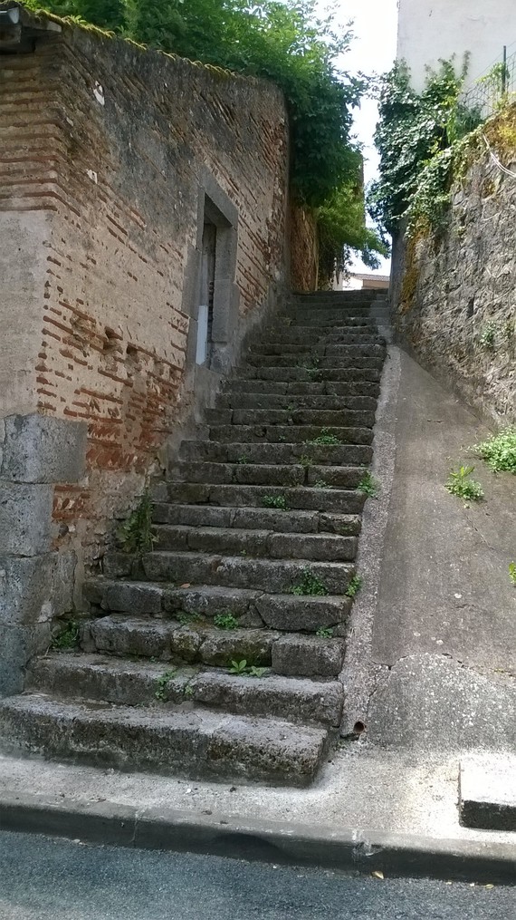 escalier d'époque pour accèder Vieux Clairac
