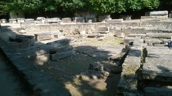 tombeaux chrétiens site Alyscamps