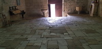intérieur de l'abbaye pour montrer les grosses dalles