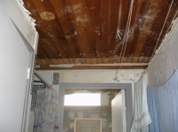 Le plafond de la 1ère partie de la SDB+ toilettes