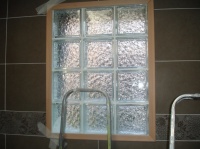 Les pavés de verre qui remplacent l'ancienne fenêtre