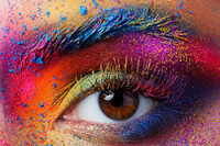 68488186-gros-plan-sur-les-yeux-femme-avec-maquillage-lumineux-de-mode-multicolore-festival-de-coule