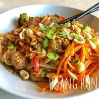 Pad thaï au poulet ( poivrons, brocolis, pousses de haricots mungo, oignons frits, carottes et cacah