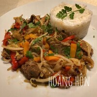 Emincées de porc et légumes au wok / sauce soya Riz basmati.