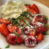fraises et framboises du jardin à la menthe et crème