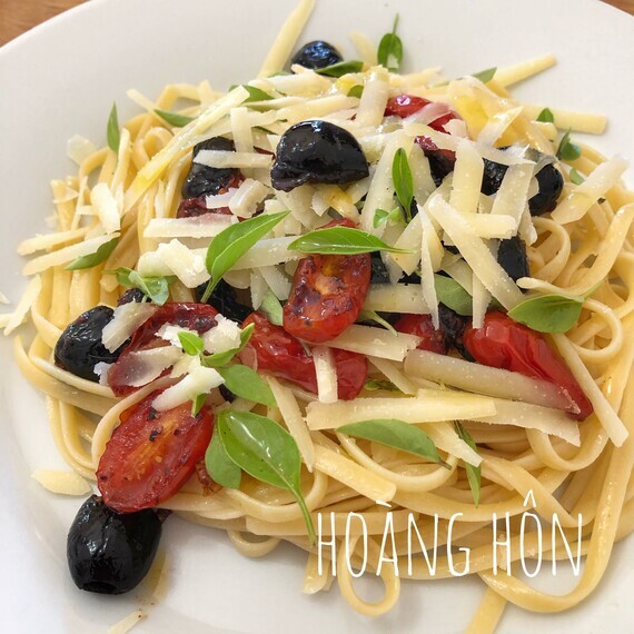Linguine aux tomates cerises , olives noirs et basilic. Saupoudré de parmesan.