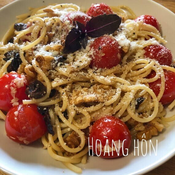 Spaghetti tomates cerises. Ail. Noix. Olives.