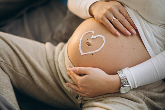 femme-enceinte-appliquant-creme-ventre-pour-eviter-etirements