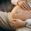 femme-enceinte-appliquant-creme-ventre-pour-eviter-etirements