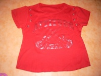 tee-shirt rouge motif guitare