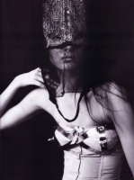Steven Klein × Irina Lazareanu - Vogue PARIS Dec／Jan 2005／2006 - Extravagance de Plumes - 002