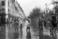 Paris crue 1910-charette pieds dans l eau