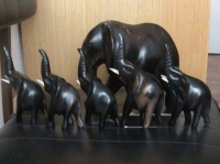 photo1-troupeau-d-elephants-en-bois-d-ebene-4x7x0x1w330101