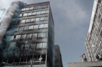 Guy Tillim, A fire threatens the Miller Weedon building on Twist Street, Série Jo'Burg, 2004