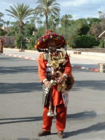 Marrakech, le porteur d'eau et ses clochettes
