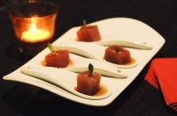 Fraîcheur asiatique thon cru, huile de sésame, wasabi et menthe