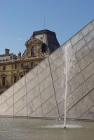Fontaine de la Pyramide de Louvre