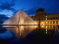 Pyramid at Louvre Museum, Paris, France_1600x1200