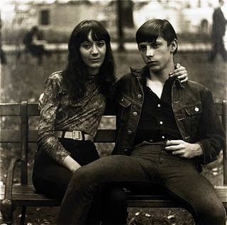 diane-arbus-young-couple-bench