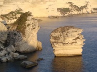 falaise-blanche et l'ilot du grain de sable , Bonifacio, Corse , France
