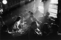 Pub à Soho, Londres, 1955