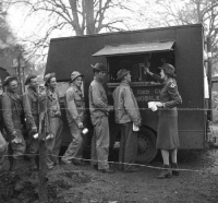 American GIs waiting in line for a Red Cross coffee wagon (November 1942)