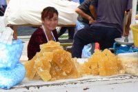 Vendeuse de sucres au marché de Samarkand