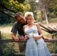 Arthur Miller and Marilyn Monroe photographed by Sam Shaw , 1957
