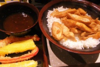 Poulet caramélisé, tempura mangue poivrons