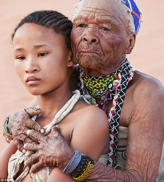 Une grand mère san et sa petite fille, Namibie