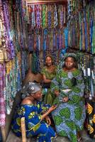 Vendeuses de pagnes dans un marché de Lagos, Nigeria