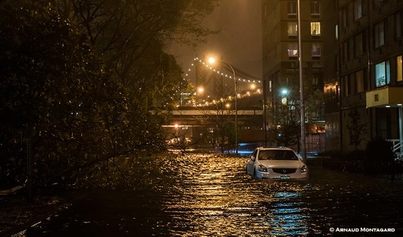 Manhattan flooded... – à Lower East Side.