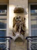 75005  Rue_de_Bièvre_statue_st-Michel
